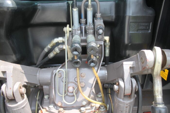 MF 6170 4wd tractor, cab, air, dynashift, 2 sets of remotes - Image 15