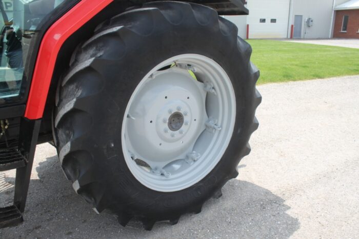 MF 6170 4wd tractor, cab, air, dynashift, 2 sets of remotes - Image 16