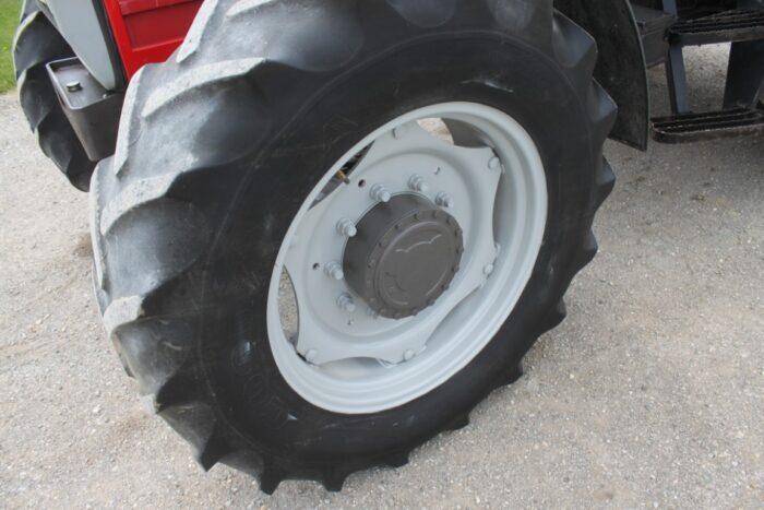MF 6170 4wd tractor, cab, air, dynashift, 2 sets of remotes - Image 20