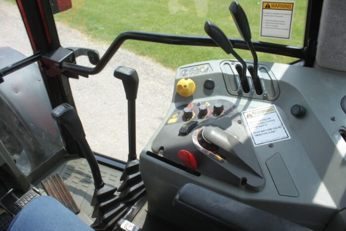 MF 6170 4wd tractor, cab, air, dynashift, 2 sets of remotes - Image 24