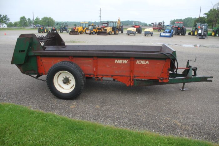 New Idea 213  single axle manure spreader, top beater, pto drive, top beater - Image 4