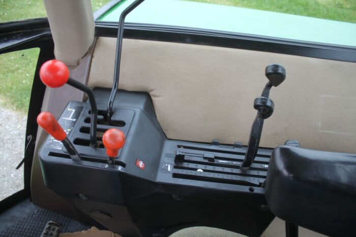 JD 3055 2wd tractor, cab, air, hi-lo, 2 sets of remotes, 18.4x38 - Image 21