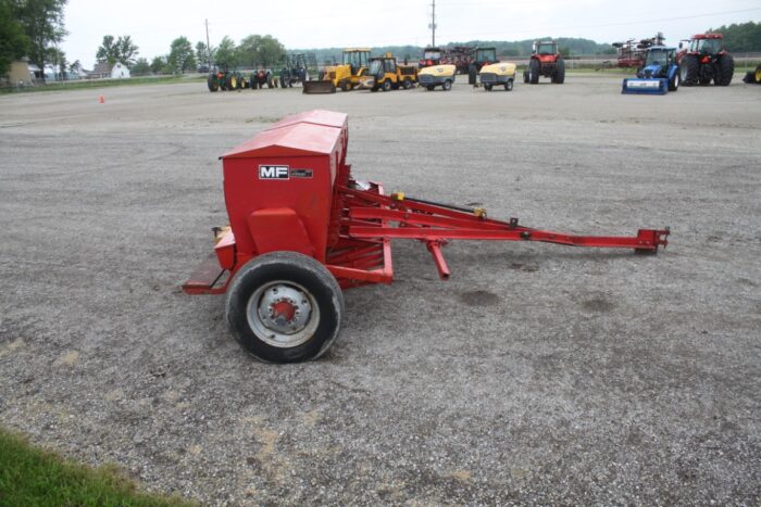MF 33 17 run seed drill, grass box, double disc openers, clean - Image 4