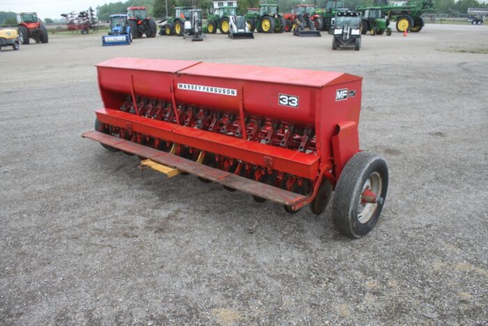 MF 33 17 run seed drill, grass box, double disc openers, clean - Image 5