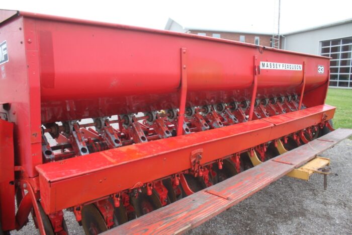 MF 33 17 run seed drill, grass box, double disc openers, clean - Image 7