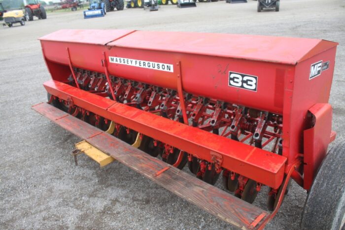 MF 33 17 run seed drill, grass box, double disc openers, clean - Image 8