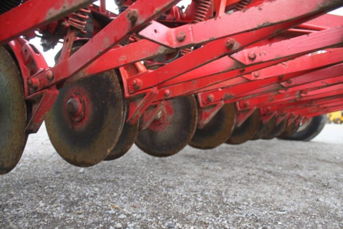 MF 33 17 run seed drill, grass box, double disc openers, clean - Image 9