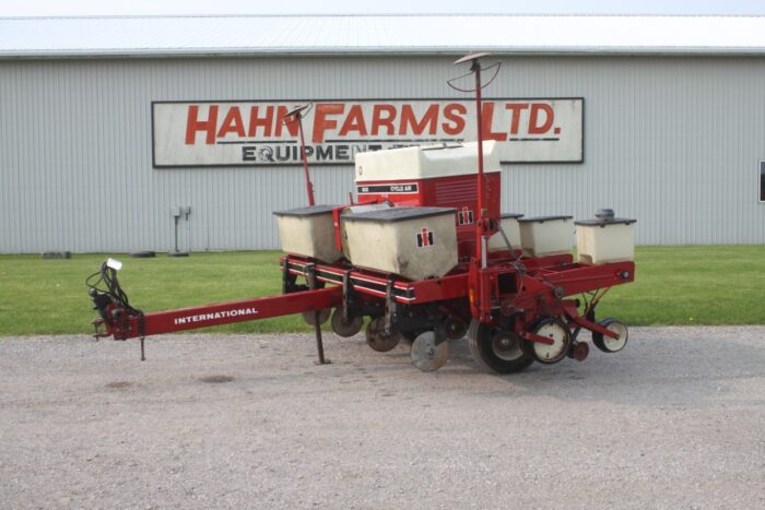 Case/Int 800 4 row corn planter, dry fert