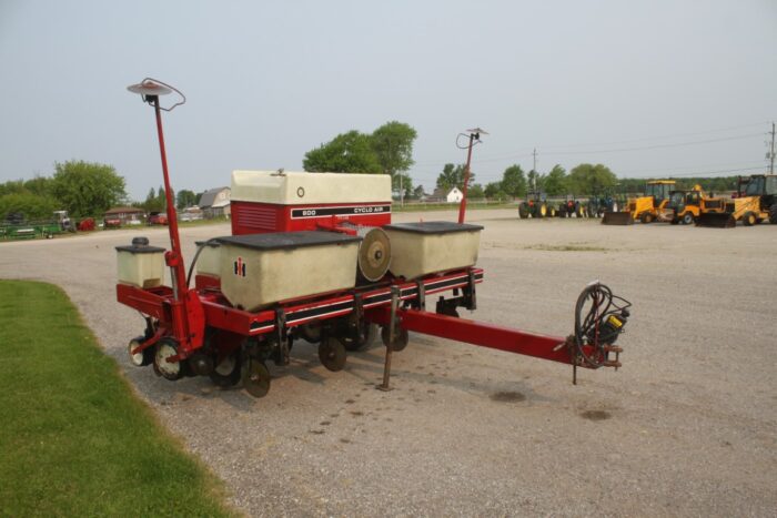 Case/Int 800 4 row corn planter, dry fert - Image 4