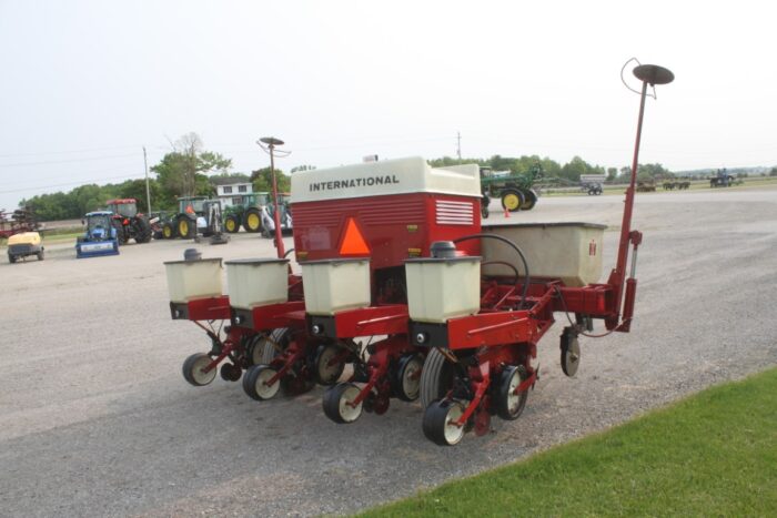 Case/Int 800 4 row corn planter, dry fert - Image 6