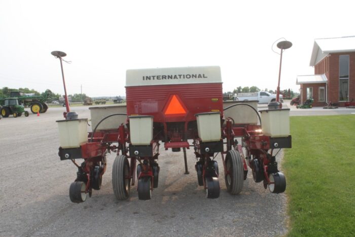 Case/Int 800 4 row corn planter, dry fert - Image 7