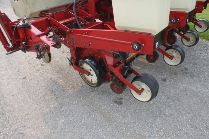 Case/Int 800 4 row corn planter, dry fert - Image 9