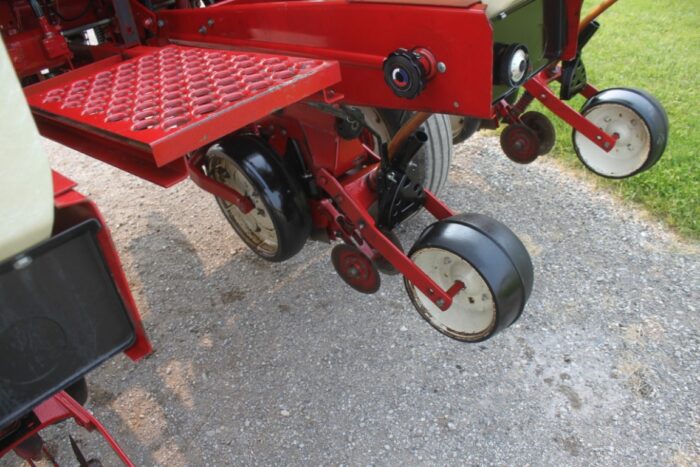 Case/Int 800 4 row corn planter, dry fert - Image 10