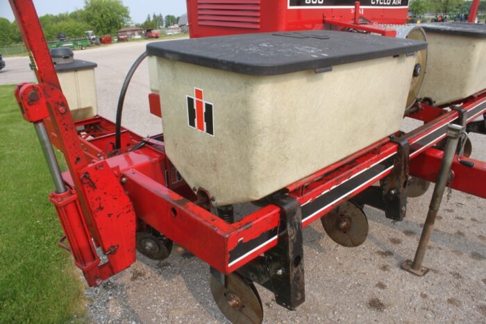 Case/Int 800 4 row corn planter, dry fert - Image 12