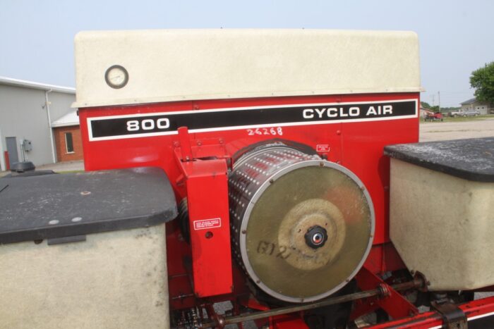 Case/Int 800 4 row corn planter, dry fert - Image 13