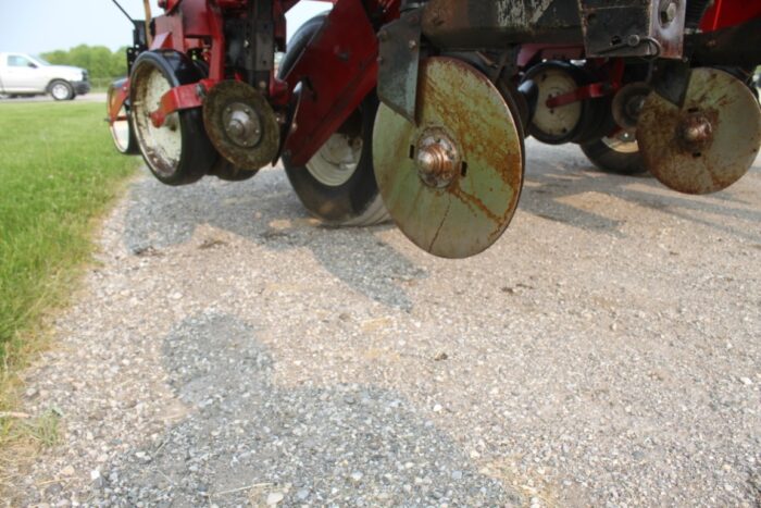 Case/Int 800 4 row corn planter, dry fert - Image 14