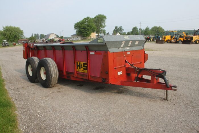H & S 370 tandem axle manure spreader, end gate, top beater, local retirement - Image 4