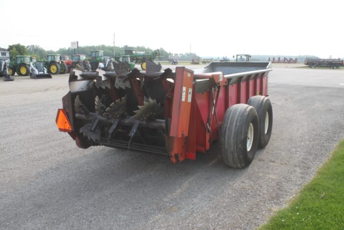 H & S 370 tandem axle manure spreader, end gate, top beater, local retirement - Image 6