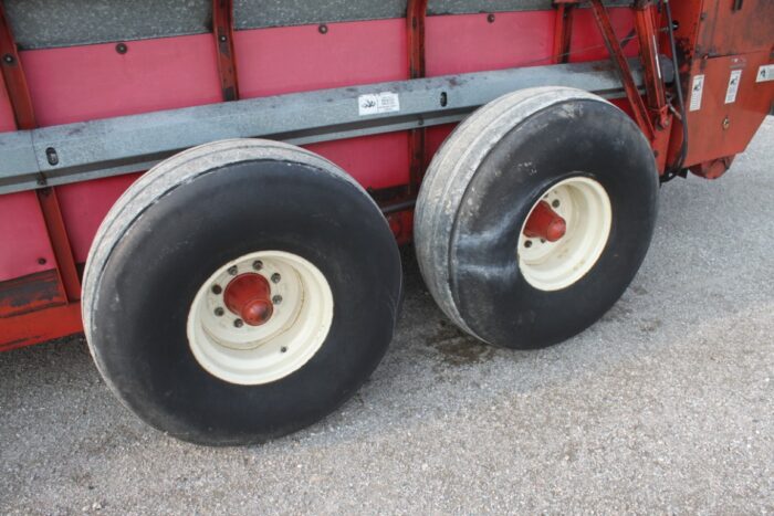 H & S 370 tandem axle manure spreader, end gate, top beater, local retirement - Image 13