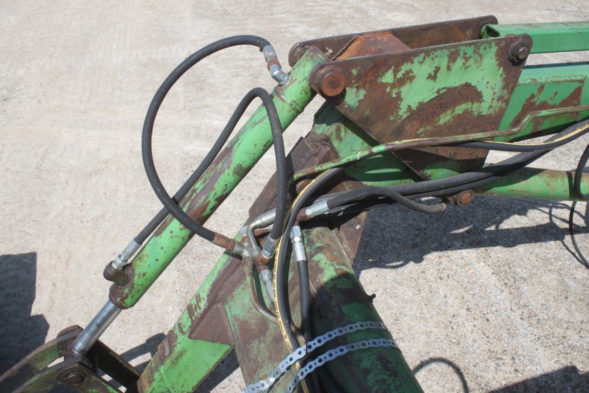 JD 240 loader - Image 8