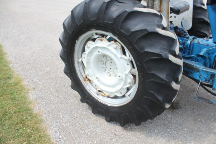 Ford 4610 2wd tractor rops, 776 loader, 16.9x30, 2 remotes, 2679 hours - Image 13
