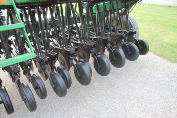 Great Plains 1005NF 10' no-till drill, markers, grass box, dry fert - Image 9