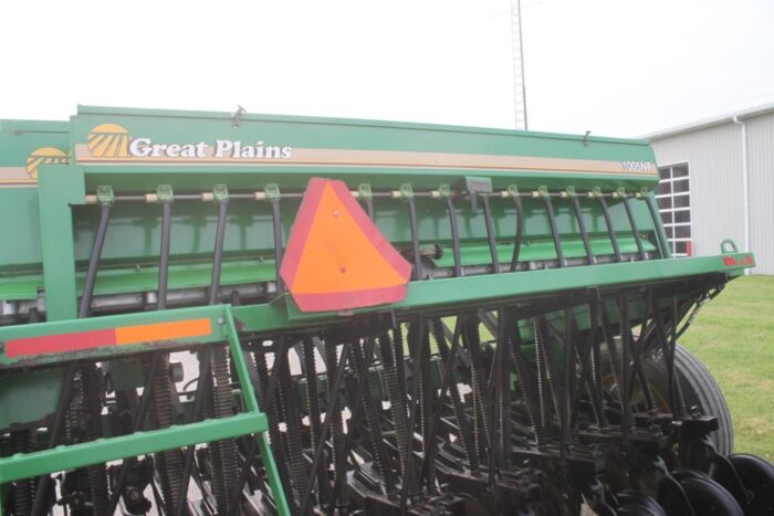 Great Plains 1005NF 10' no-till drill, markers, grass box, dry fert - Image 10