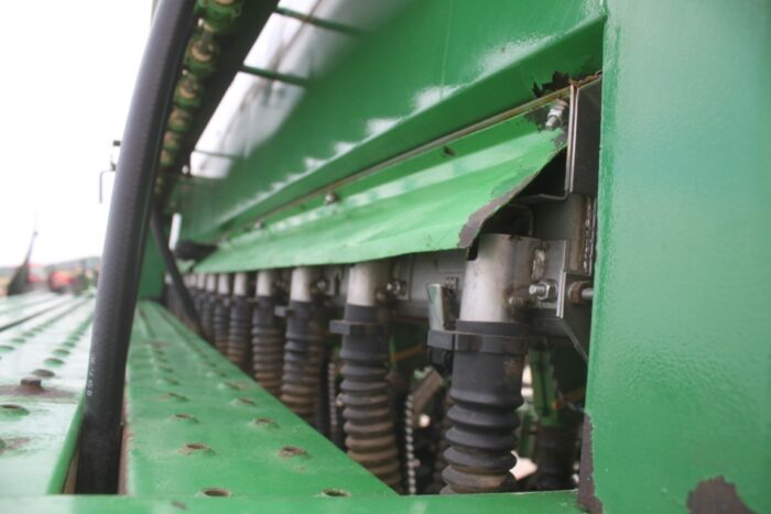 Great Plains 1005NF 10' no-till drill, markers, grass box, dry fert - Image 12