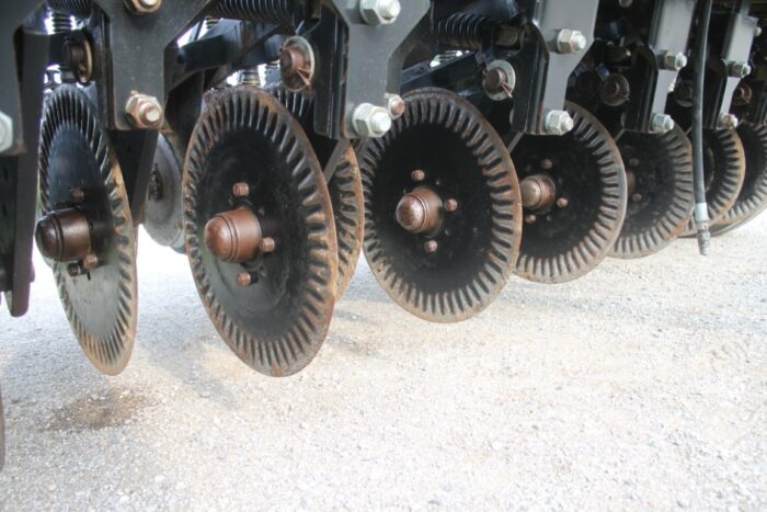 Great Plains 1005NF 10' no-till drill, markers, grass box, dry fert - Image 15