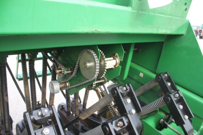 Great Plains 1005NF 10' no-till drill, markers, grass box, dry fert - Image 20