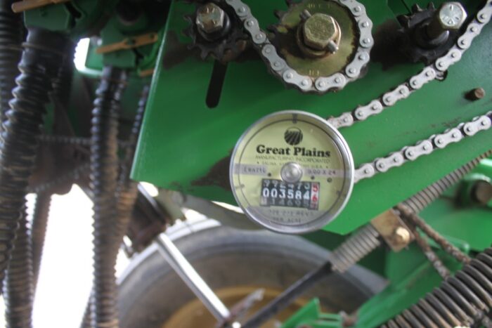 Great Plains 1005NF 10' no-till drill, markers, grass box, dry fert - Image 21