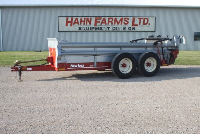 New Idea 3739 tandem axle manure spreader, hydraulic end gate, top beater, poly floor