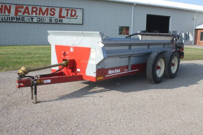 New Idea 3739 tandem axle manure spreader, hydraulic end gate, top beater, poly floor - Image 2