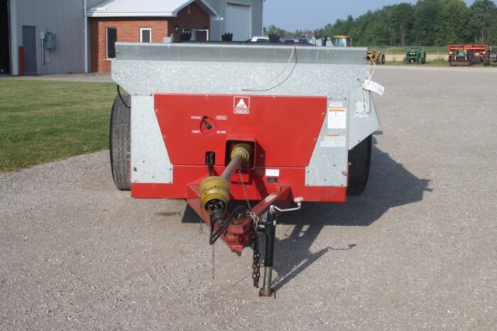 New Idea 3739 tandem axle manure spreader, hydraulic end gate, top beater, poly floor - Image 3