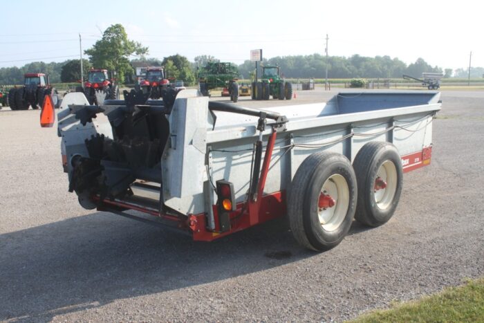 New Idea 3739 tandem axle manure spreader, hydraulic end gate, top beater, poly floor - Image 6