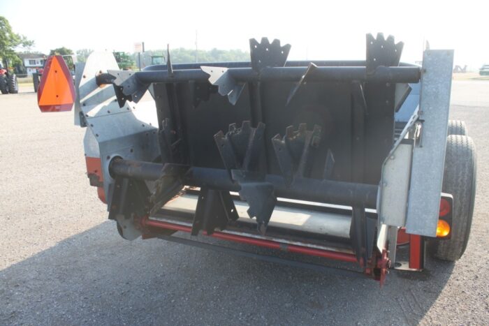New Idea 3739 tandem axle manure spreader, hydraulic end gate, top beater, poly floor - Image 7