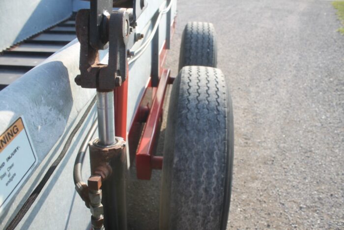 New Idea 3739 tandem axle manure spreader, hydraulic end gate, top beater, poly floor - Image 8