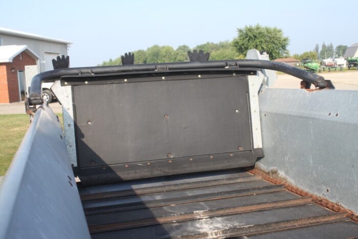 New Idea 3739 tandem axle manure spreader, hydraulic end gate, top beater, poly floor - Image 9
