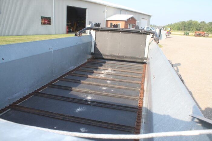 New Idea 3739 tandem axle manure spreader, hydraulic end gate, top beater, poly floor - Image 10