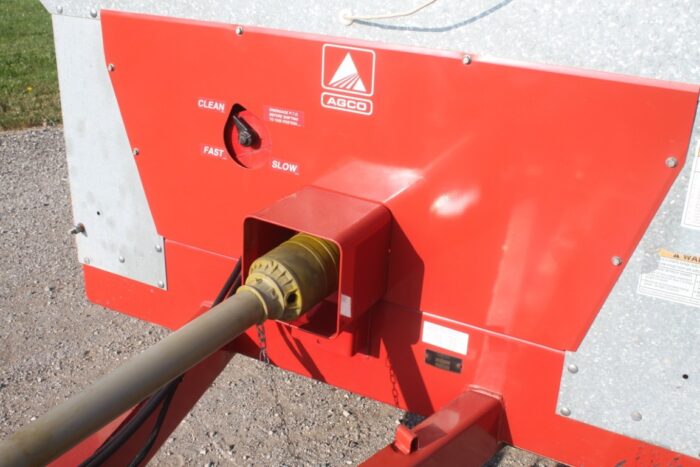 New Idea 3739 tandem axle manure spreader, hydraulic end gate, top beater, poly floor - Image 12