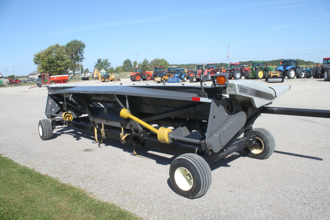 Gleaner 3000 8 row corn head, signle point hook-up, electric deck plates - Image 4