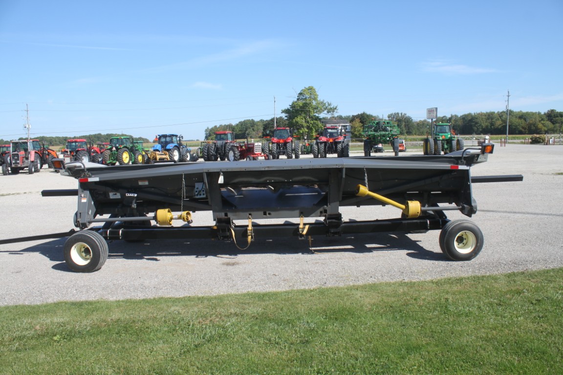Gleaner 3000 8 row corn head, signle point hook-up, electric deck plates - Image 5