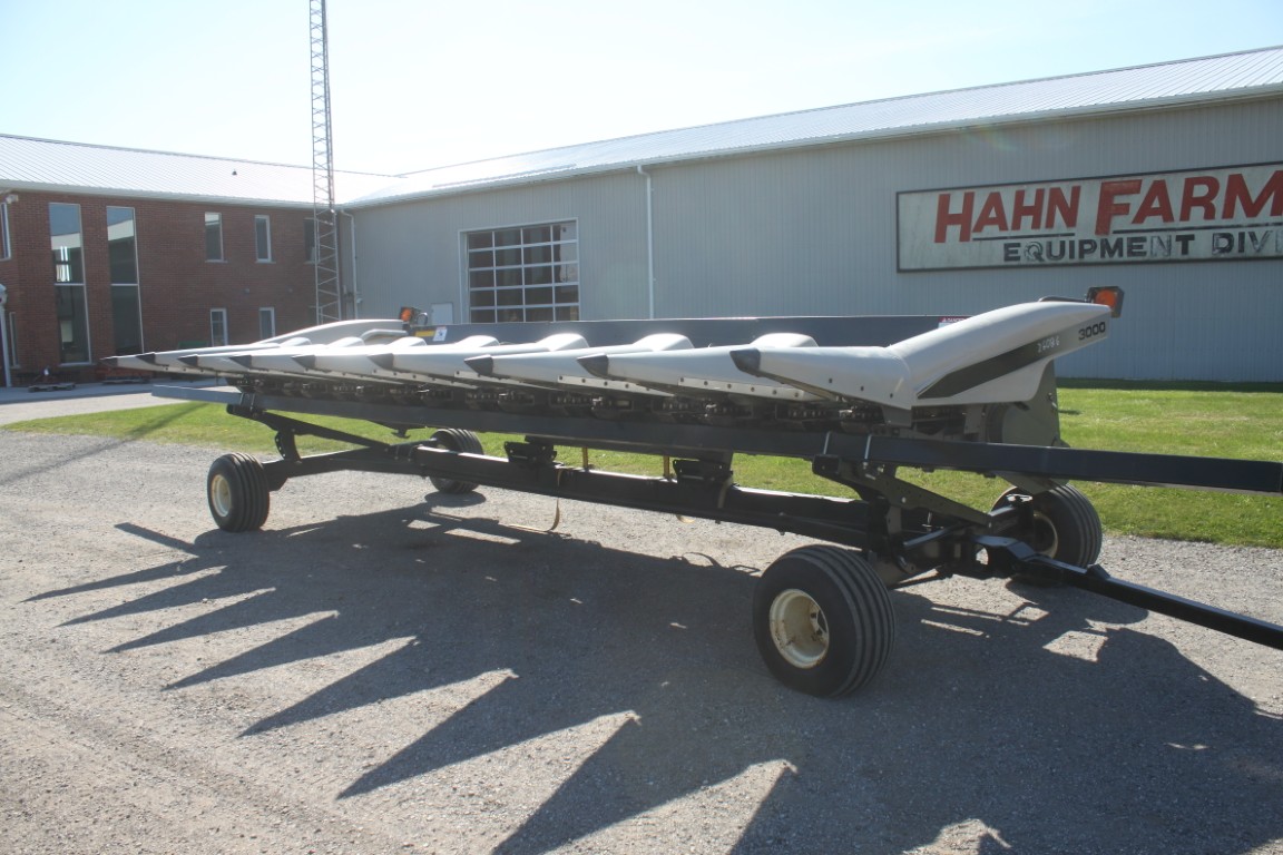 Gleaner 3000 8 row corn head, signle point hook-up, electric deck plates - Image 8