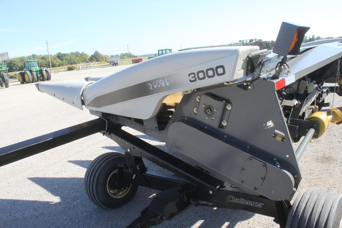 Gleaner 3000 8 row corn head, signle point hook-up, electric deck plates - Image 9