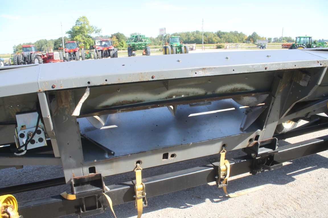 Gleaner 3000 8 row corn head, signle point hook-up, electric deck plates - Image 11