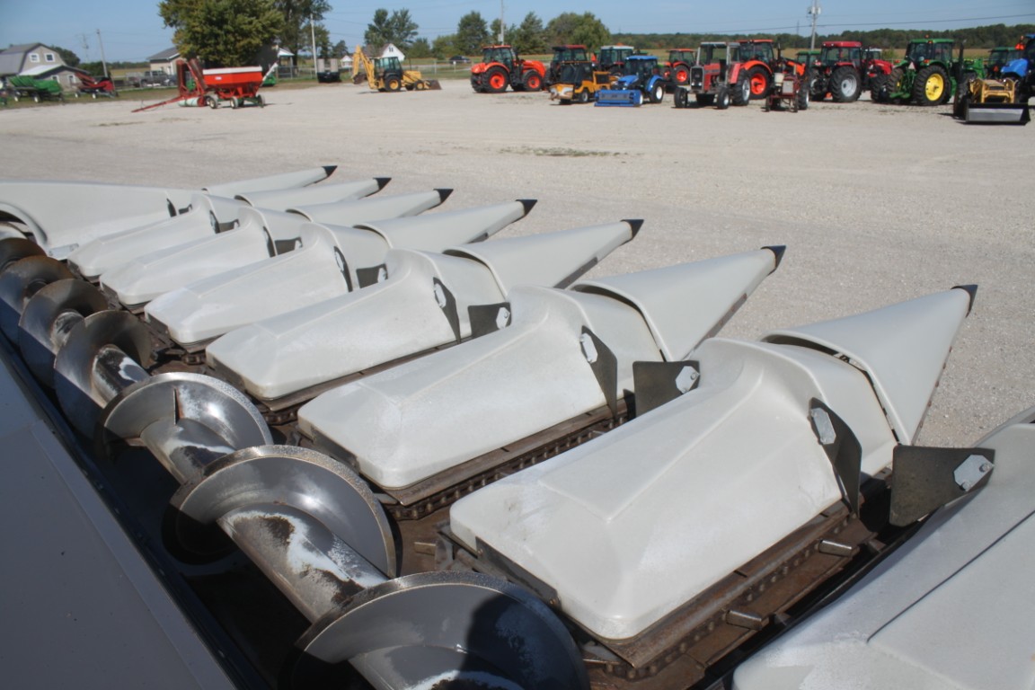 Gleaner 3000 8 row corn head, signle point hook-up, electric deck plates - Image 13