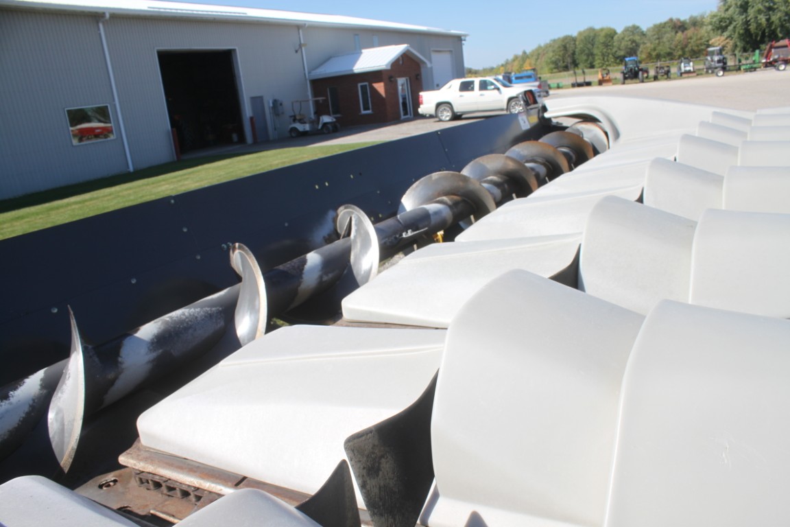 Gleaner 3000 8 row corn head, signle point hook-up, electric deck plates - Image 14