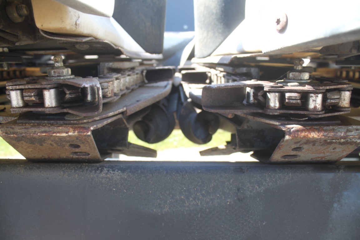 Gleaner 3000 8 row corn head, signle point hook-up, electric deck plates - Image 15