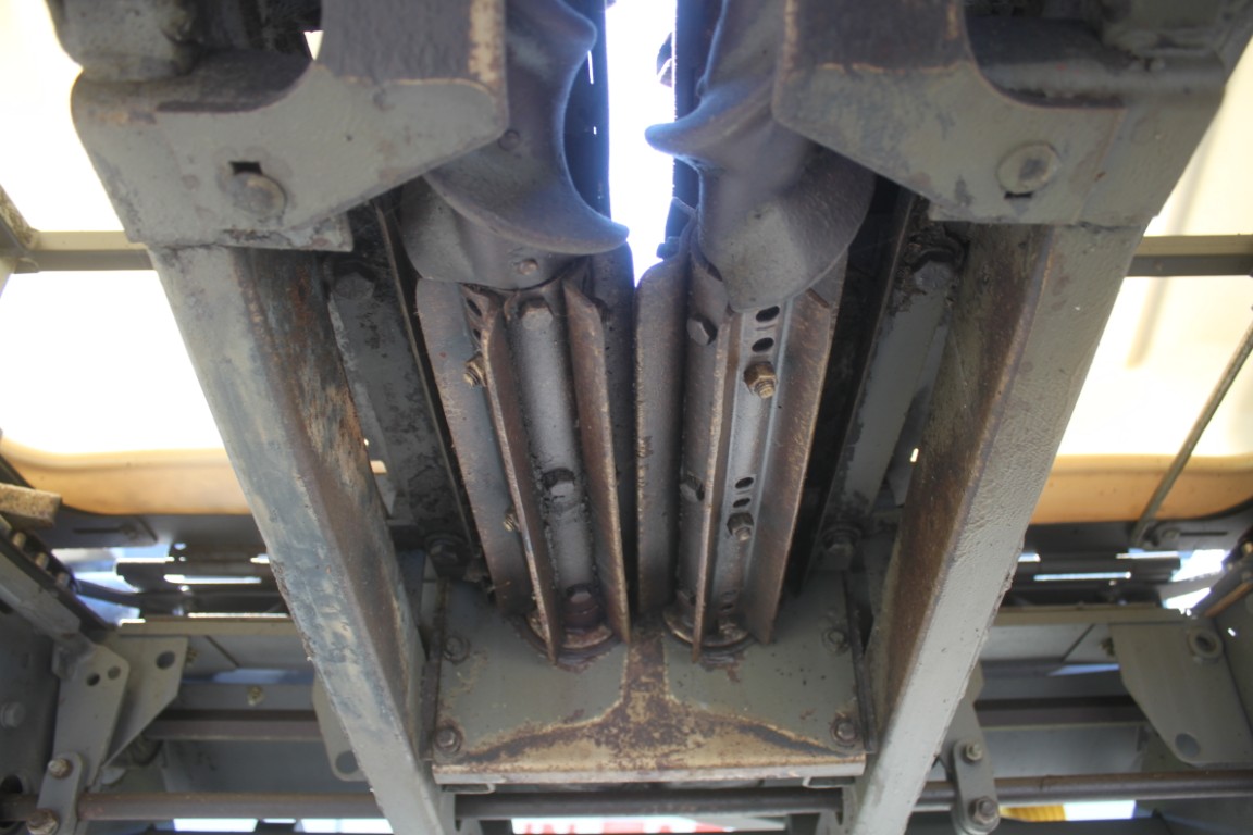 Gleaner 3000 8 row corn head, signle point hook-up, electric deck plates - Image 17