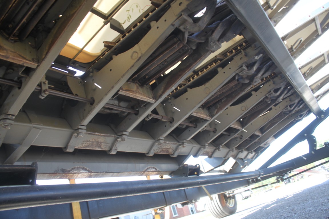 Gleaner 3000 8 row corn head, signle point hook-up, electric deck plates - Image 18